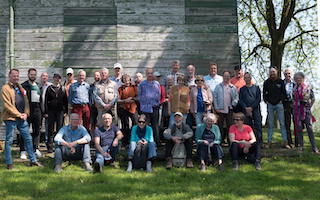 Groepsfoto deelnemers dagexcursie 2023 op Fort bij Uithoorn.