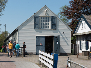 De bergloods bij Kudelstaart ging spontaan open voor onze groep.