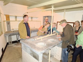 Deelnemers in een reinigingslokaal van Fort Waver-Amstel.