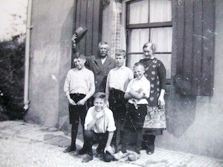 Fortwachter Merkesteine en zijn gezin op Fort bij 't Hemeltje.