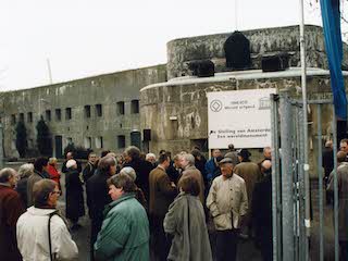 Genodigden in afwachting van ceremonie op Fort bij Hoofddorp.