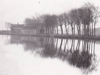 Woning en bergloods bij Fort bezuiden Spaarndam door Willem van Warmerdam.