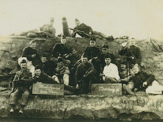 Groepsfoto militaren bij Batterij II in de Groep Weesp.