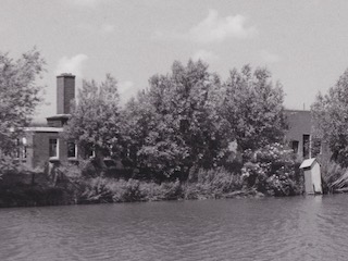 Houten privaat boven de gracht van Fort bij Veldhuis.