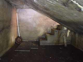 Interieur van een granaatvrije schuilplaats op de Fransche Kamp.