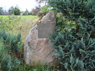Een rotsblok op een heuvel met namen van zes gesneuvelden uit WO1.