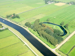 Luchtfoto van Fort aan de Jisperweg met de boerderij Zuidwijk.