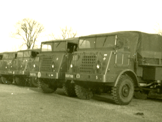 Vrachtwagens van de Werktroepen Compagnie op Kamp Rooswijk te Velsen (ter illustratie).
