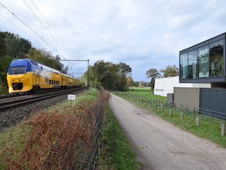 De spoorweg Utrecht-Arnhem doorsnijdt het Fort aan de Buursteeg, in de Grebbelinie.