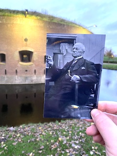 Fortwachter Lauret als foto terug bij zijn Fort aan de Ossenmarkt in Weesp.