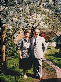 Jacob Schrijver met zijn vrouw in de tuin van zijn huis in Zwanenburg.