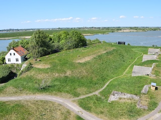 Zicht vanuit de vuurtoren op de Kustbatterij bij Durgerdam.