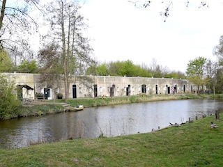 Gracht met bomvrije kazerne van Fort bij Penningsveer.
