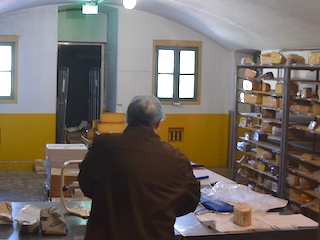Werkzaamheden op de snij- en expeditieafdeling van het Kaasfort.