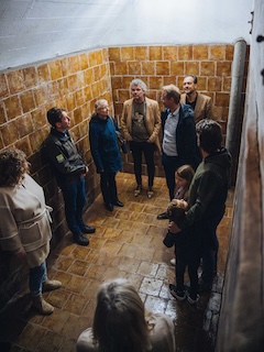 Bezoekers in een van de kelders in de keelkazematten.