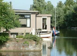 Bovensluishoofd van de Inlaatsluis benoorden het fort bij Kudelstaart met woonboot in 2003.