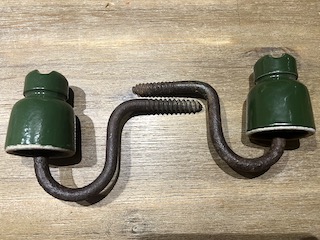 De in de Schoorlse duinen gevonden isolatoren.