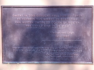 De plaquette op de gevel van het Marine-etablissement Kattenburg te Amsterdam.