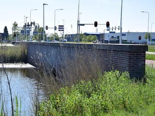 Een van de bakstenen muren in de weg De Meerlanden in het inundatiekanaal.