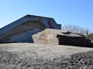 Remise met betonwand op Bastion Nieuw-Achtkant van de Vesting Weesp.