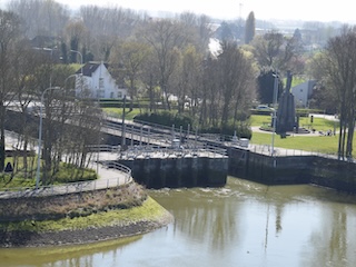 Uitwateringssluis van de IJzer in Nieuwpoort.