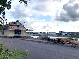 Nieuwe driebaans snelweg langs de bergloods op Fort bij Velsen.