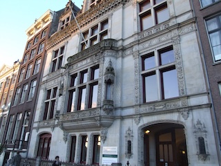 Het gebouw in Amsterdam waarin het genoemde tribunaal vermoedelijk zitting hield, het huidige NIOD-gebouw.