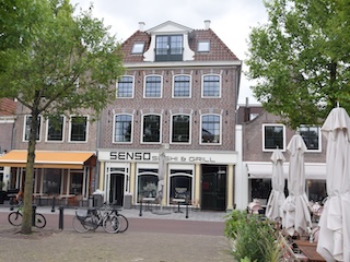De gebouwen op de locatie van café Wilhelmina aan de Koemarkt in Purmerend.