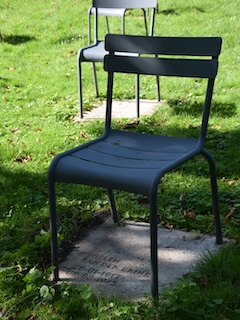 Gedenksteen met lege stoel ter herinnering aan Willem van den Brink, als onderdeel van het Rozenoord Monument in het Amstelpark in Amsterdam.