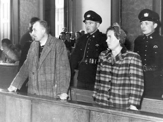 Sijmon Bakker en Martha Kooiman in het tribunaal.