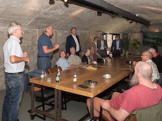 Een deel van de aanwezigen tijdens de boekpresentatie in de poterne van Fort bij Hoofddorp.