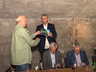 Exemplaren van het nieuwe boek werden ook overhandigd aan v.l.n.r. Rob Schimmel, Cor Wagemakers en Wim Klinkert.