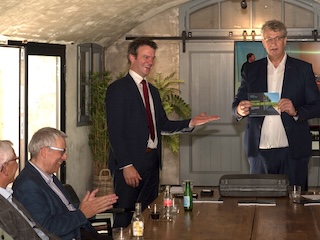 Gedeputeerde Beemsterboer in afwachting van eerste exemplaar van het boek Kennismaken met de Stelling van Amsterdam.