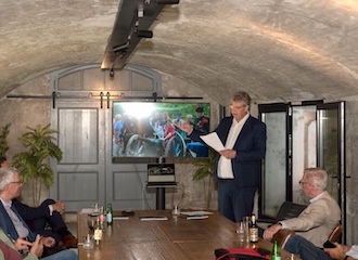 René Ros spreekt de aanwezigen tijdens de boekpresentatie toe, in de poterne van Fort bij Hoofddorp.