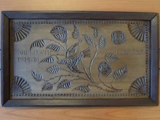 Dienblad met houtsnijwerk Mobilisatie 1914-1916.