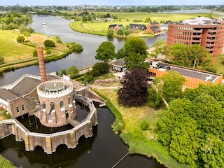 Luchtfoto van het Cruquius gemaal en het paviljoen.