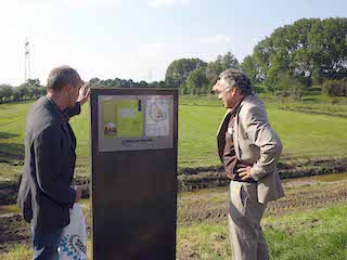 Onthulling in 2008 van het eerste nieuwe Stelling-informatiebord bij Fort bij Nigtevecht.