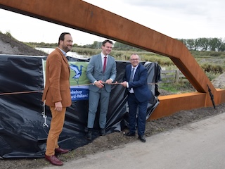 Directeur Rüter, gedeputeerde Beemsterboer en wethouder Suanet tijdens de onthulling.