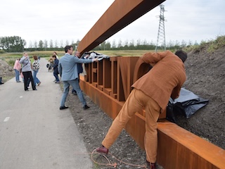 Gedeputeerde Beemsterboer en Directeur Rüter tijdens de onthulling.