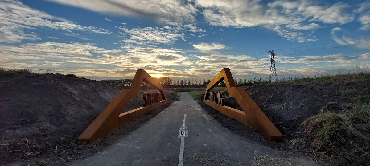 Het kunstwerk in de coupure in de St. Aagtendijk bij zonsondergang.