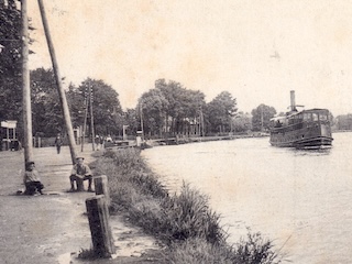 Bootdienst op de ringvaart bij Aalsmeer.