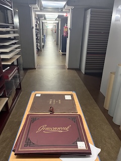 Een kar met een fotoalbum van Grusonwerk in het depot van het Nationaal Archief.