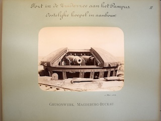 Foto op karton van het plaatsen van de oostelijke koepel op Fort aan het Pampus.