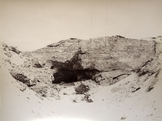 Schade door een 15 cM. granaat op het bakstenen gebouw.