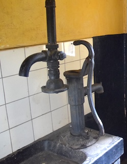 De vreemde handpomp met aparte waterleiding in een waslokaal in het bomvrije gebouw van Fort bij Spijkerboor.