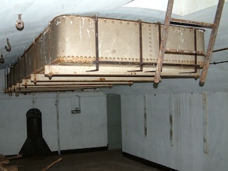 Een waterreservoir aan het plafond van een lokaal in de bomvrije kazerne van Fort bij Uithoorn.