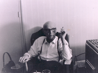 Hein Ros aan een sigaar, vermoedelijk in zijn woning.