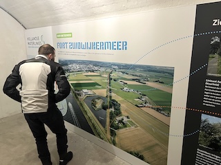 Inspectie van een wandpaneel in Fort Zuidwijkermeer.