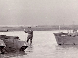 Militair, mogelijk Kapitein Nooijens, loopt in de inundatie bij Spaarndam.