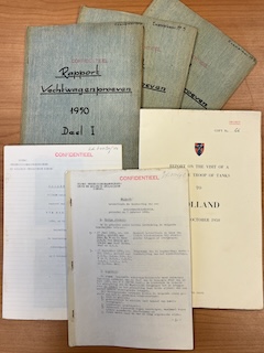 Het driedelige rapport en ander materiaal over proeven met vecthwagens en tanks.